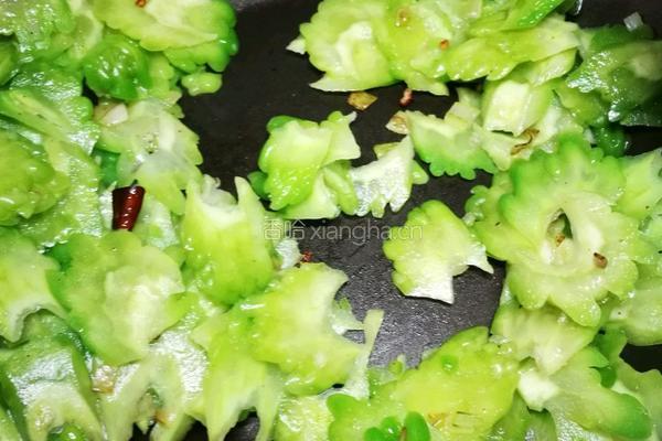「Cathy边吃边营养」清炒苦瓜片 零苦味版的做法图解8
