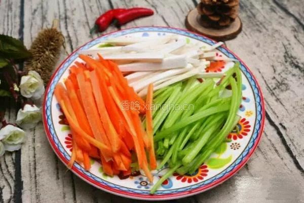 杏鲍菇炒香芹的做法图解1