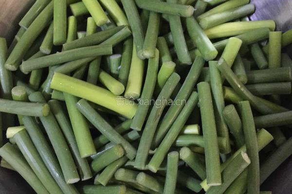 蒜苔炒牛肉的做法图解1