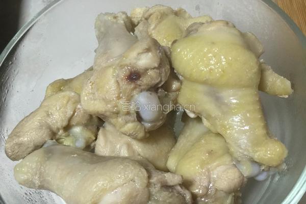 胡萝卜香菇炒鸡翅根的做法图解1