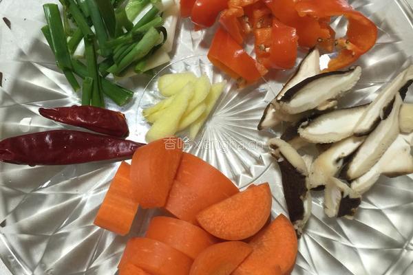 胡萝卜香菇炒鸡翅根的做法图解2