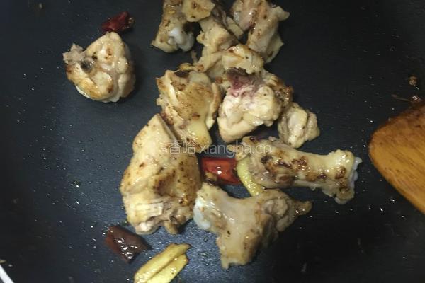 胡萝卜香菇炒鸡翅根的做法图解4