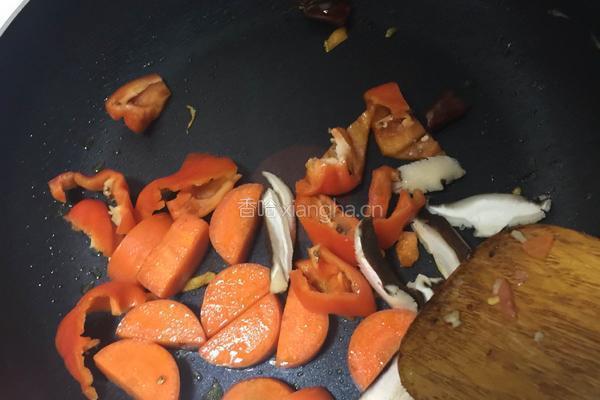 胡萝卜香菇炒鸡翅根的做法图解5