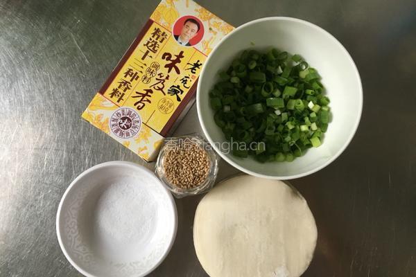 饺子皮葱油饼的做法图解1