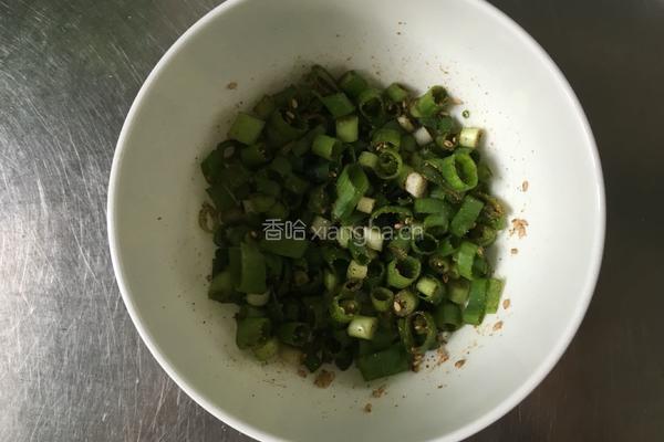 饺子皮葱油饼的做法图解2