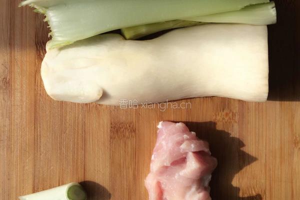 芹菜杏鲍菇炒肉丁的做法图解2
