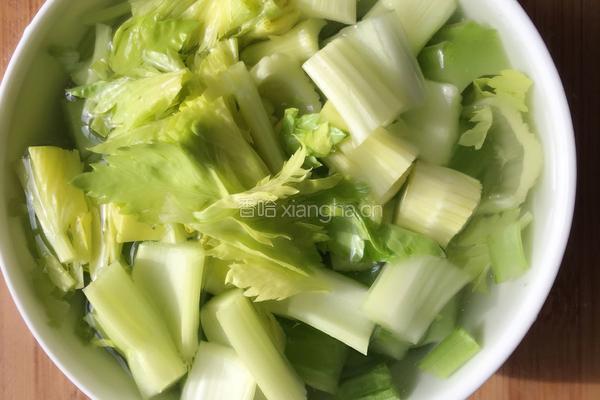 芹菜杏鲍菇炒肉丁的做法图解4