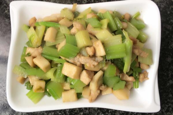 芹菜杏鲍菇炒肉丁的做法图解8