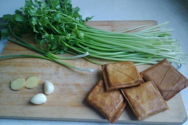 香干炒小西芹的做法图解1