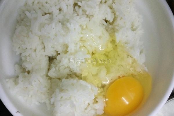 火腿玉米蛋炒饭的做法图解2