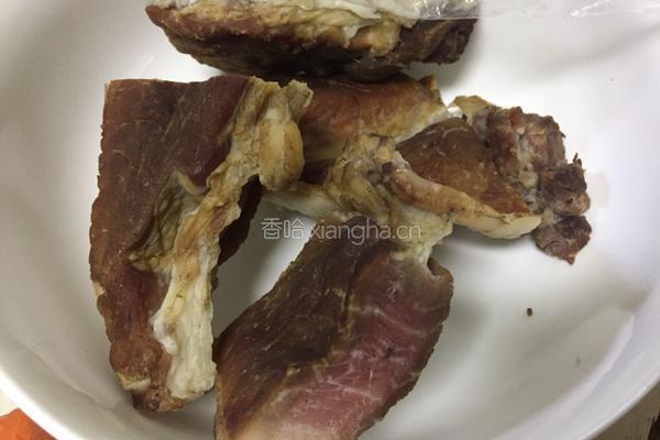牛扒腊肉外婆菜排骨肉沫焗饭的做法图解2