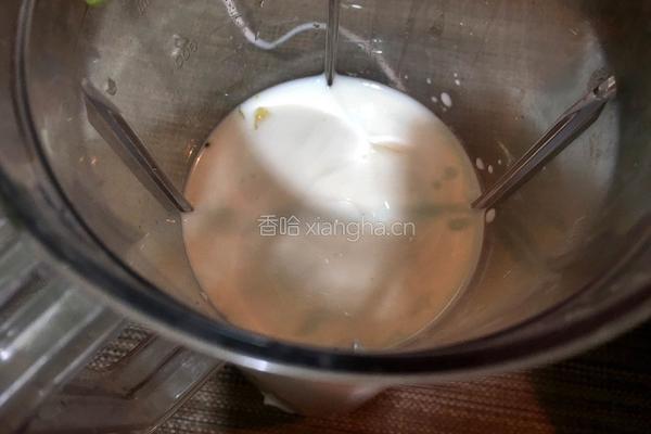 黄心猕猴桃奶昔的做法图解3