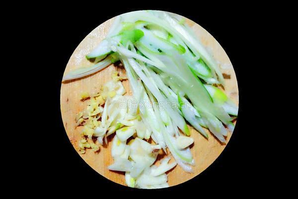 鱼香肉丝（鸡肉）的做法图解2