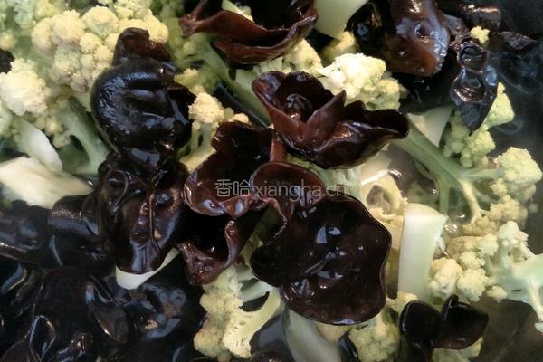 凉拌西蓝花和黑木耳的做法图解3