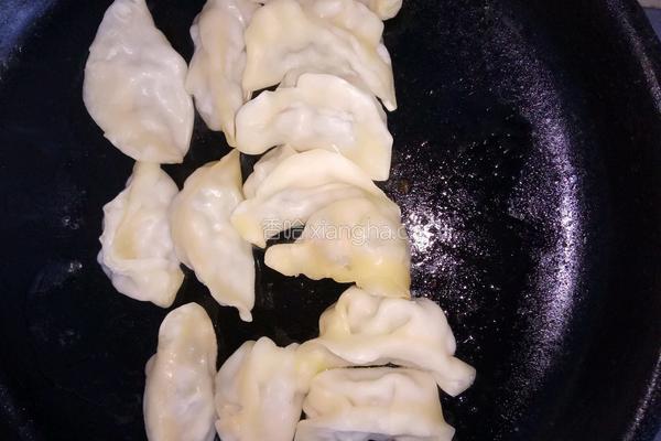 芹菜锅贴的做法图解2