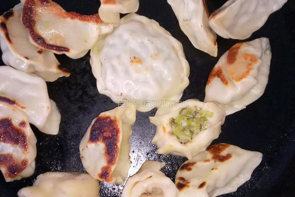芹菜锅贴的做法图解3