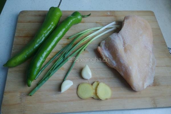 青椒鸡肉丝的做法图解1