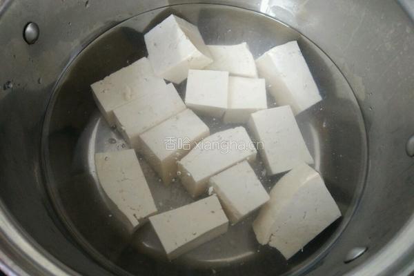 剁辣椒香椿拌豆腐的做法图解3