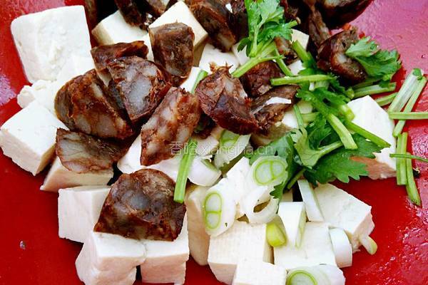 香肠拌豆腐的做法图解4