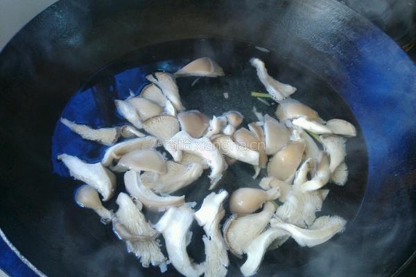 平菇火腿汤的做法图解3