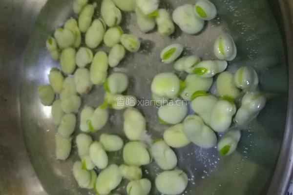 韭菜炒蚕豆的做法图解3