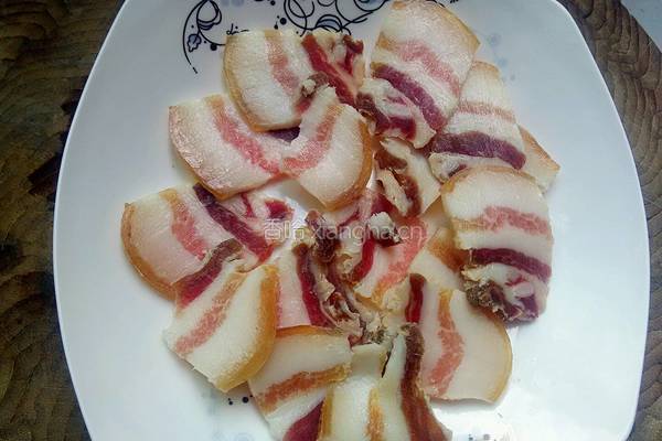 蒜苔炒腊肉的做法图解1