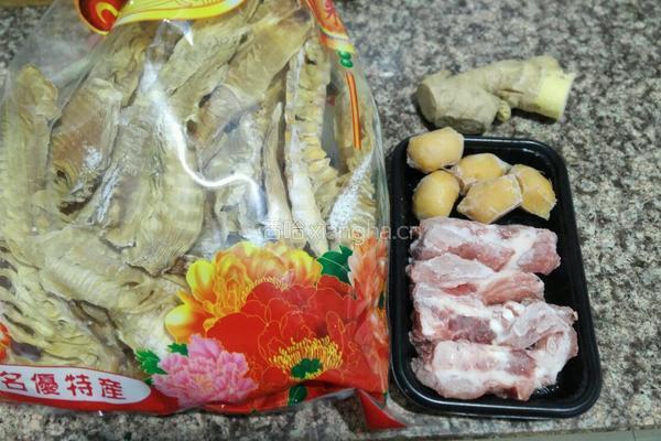 笋干排骨汤的做法图解1