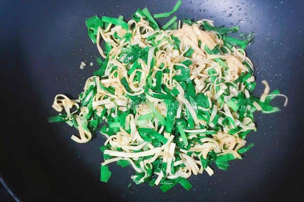 干豆腐炒韭菜的做法图解4