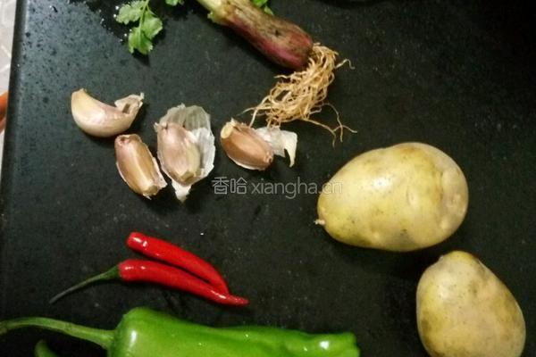 酸辣土豆片的做法图解1