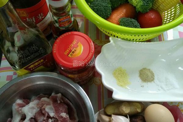 猪肉焖菜的做法图解1