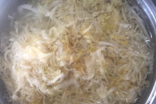 大骨头炖酸菜的做法图解3