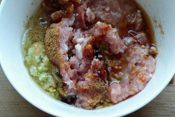 白菜肉卷的做法图解1