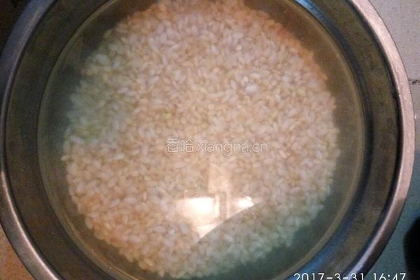 简单电饭煲煮饭的做法图解1