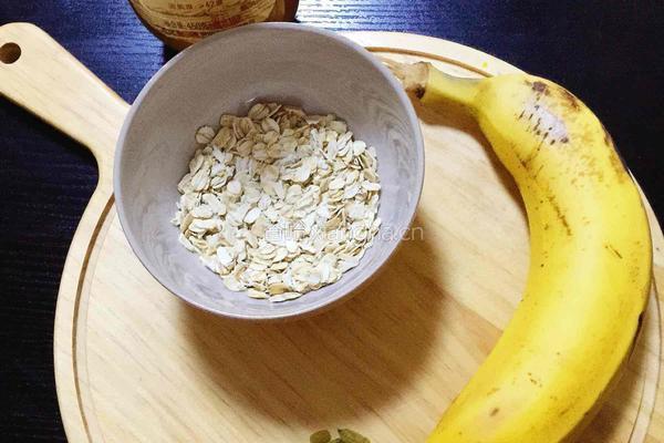 燕麦香蕉牛奶的做法图解1