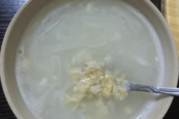 燕麦香蕉牛奶的做法图解3