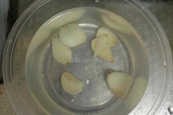 桃胶银耳莲子百合赤小豆羹的做法图解1