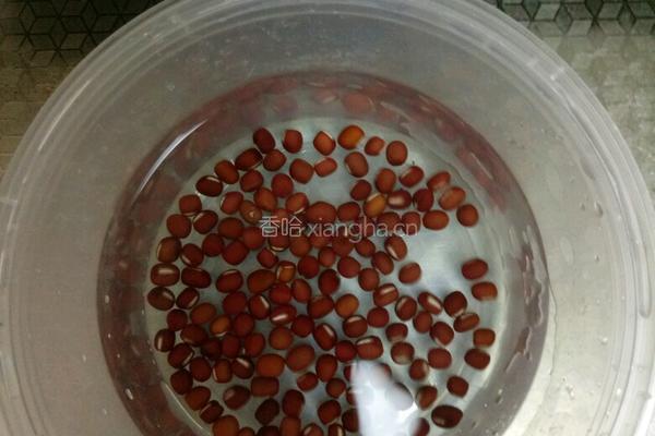 桃胶银耳莲子百合赤小豆羹的做法图解5