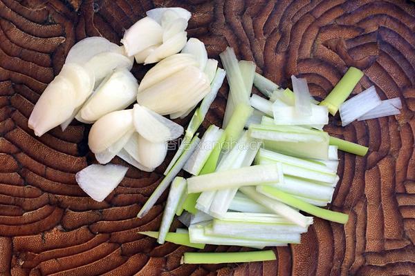 蘑菇炒青菜的做法图解2