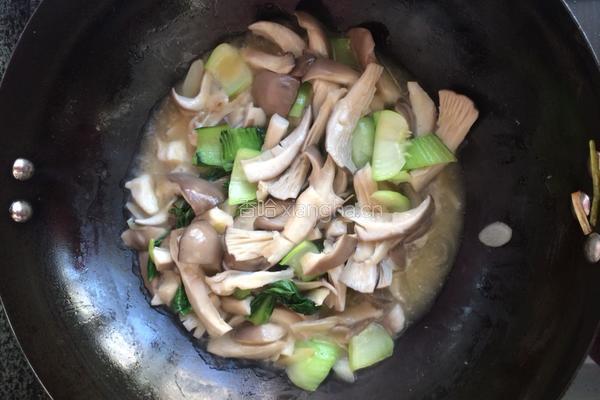 蘑菇炒青菜的做法图解4