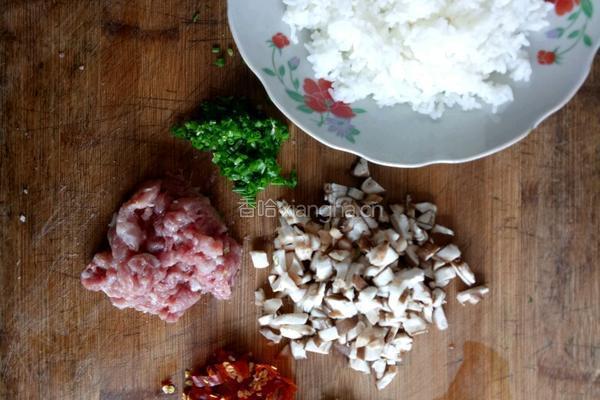 肉沫香菇炒饭的做法图解1