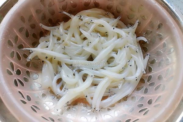 银鱼鸡蛋汤的做法图解1