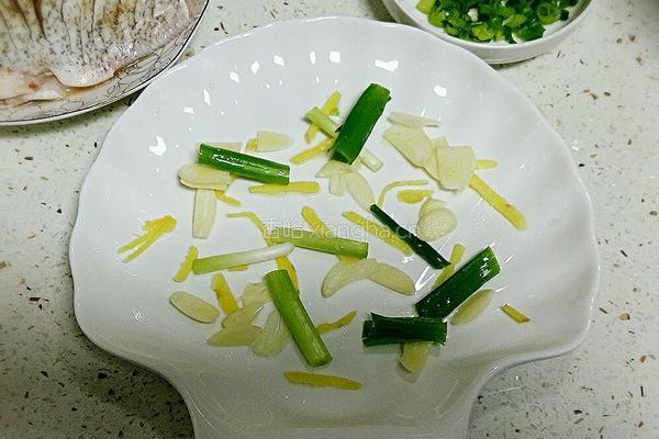 清蒸武昌鱼之孔雀开屏的做法图解6