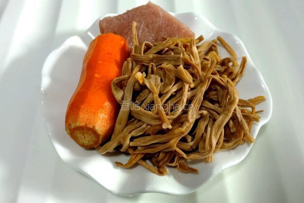 黄花菜炒肉丝的做法图解1