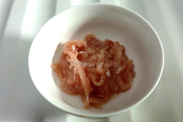 黄花菜炒肉丝的做法图解3