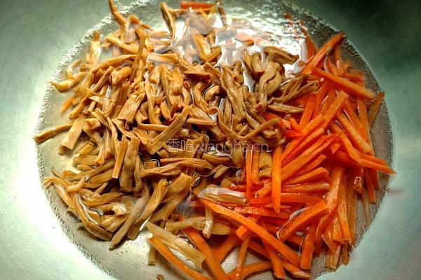黄花菜炒肉丝的做法图解4