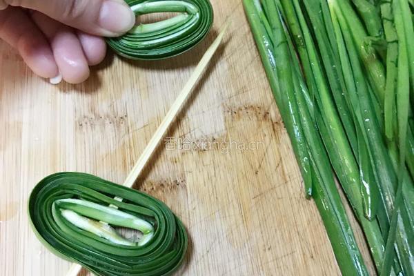 烤韭菜的做法图解1