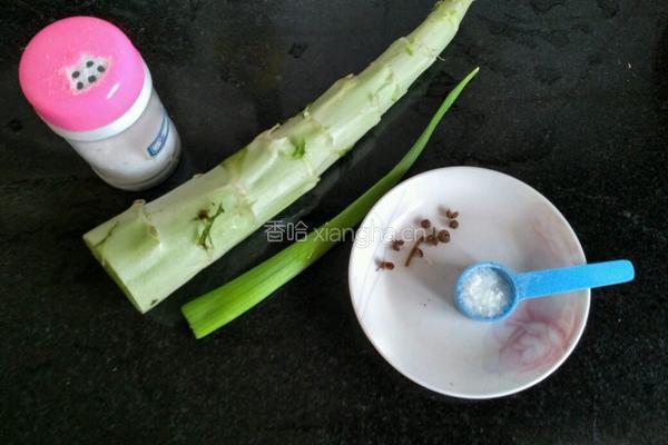 炝椒油莴笋丝的做法图解1