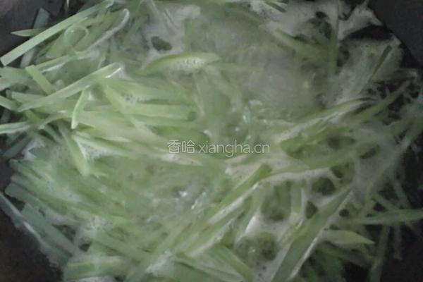 炝椒油莴笋丝的做法图解3