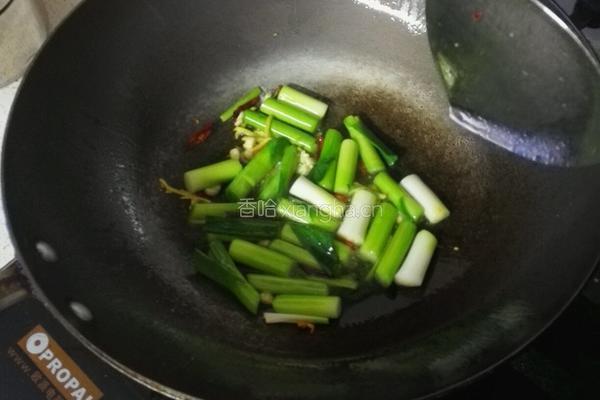 牛肉炒大蒜的做法图解2