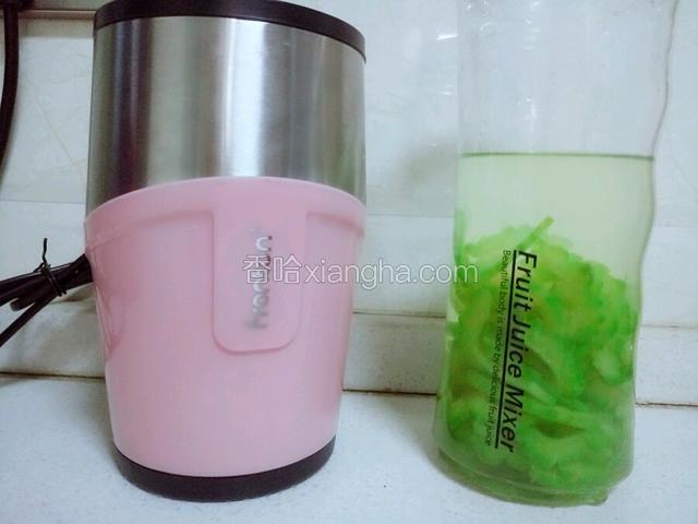 放凉后连水一起倒入榨汁杯，加一勺蜂蜜。（不喜欢太苦的可以不要煮苦瓜的水，直接用凉白开就好。）